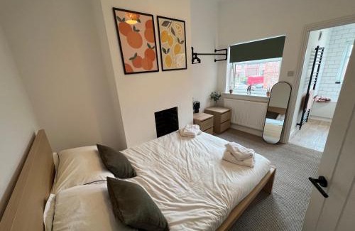 Warrington Casa | Warrington House - Sleeps 6 - WiFi - Free Parking - Contractor Friendly