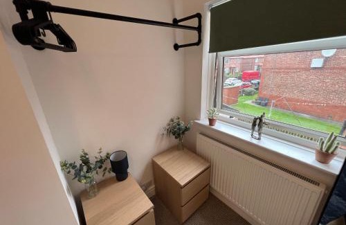 Warrington Casa | Warrington House - Sleeps 6 - WiFi - Free Parking - Contractor Friendly