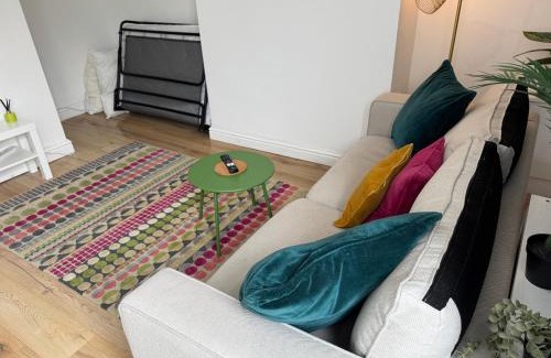 Warrington Casa | Warrington House - Sleeps 6 - WiFi - Free Parking - Contractor Friendly