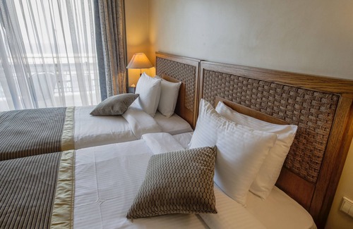 Ain Al Mraiseh Hotel | Warwick Palm Beach Hotel