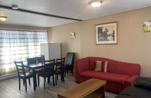 Wasaga Beach Cabaña | Wasaga Beach Walk to Main Beach Free Parking Free Wifi