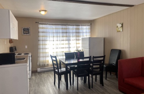 Wasaga Beach Cabaña | Wasaga Beach Walk to Main Beach Free Parking Free Wifi