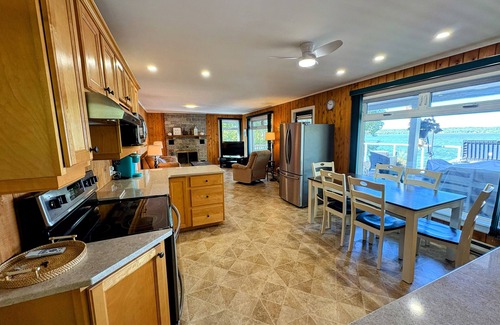 Springfield Casa | Washademoak Lakefront Escape with Hot Tub and Outdoor Kitchen