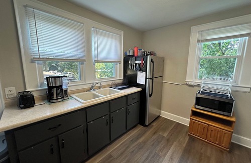 Hickory Apartamento | Washer, Dryer, Desk, Smart TV, Blackout Shades, Fully Stocked Kitchen Cookware