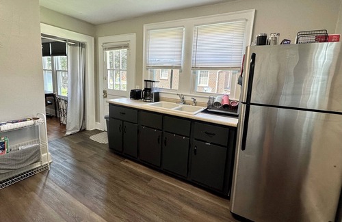 Hickory Apartamento | Washer, Dryer, Desk, Smart TV, Blackout Shades, Fully Stocked Kitchen Cookware