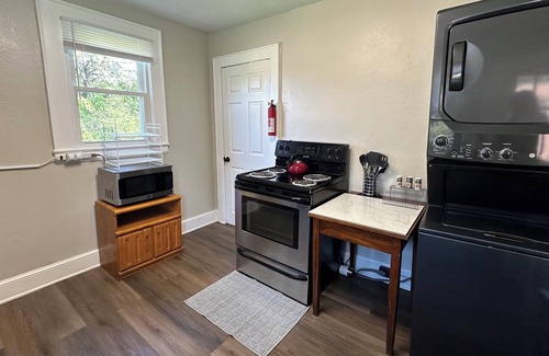 Hickory Apartamento | Washer, Dryer, Desk, Smart TV, Blackout Shades, Fully Stocked Kitchen Cookware