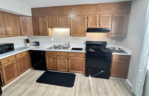 Hickory Apartamento | Washer, Dryer, Desk, Smart TV, Blackout Shades, Fully Stocked Kitchen Cookware