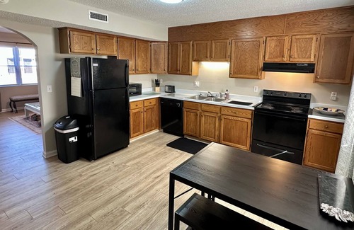 Hickory Apartamento | Washer, Dryer, Desk, Smart TV, Blackout Shades, Fully Stocked Kitchen Cookware