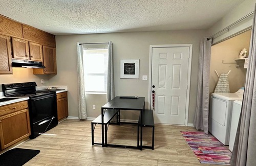 Hickory Apartamento | Washer, Dryer, Desk, Smart TV, Blackout Shades, Fully Stocked Kitchen Cookware