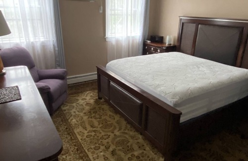 Cleveland Circle Condominio | Washington Square condo near trains, Boston College