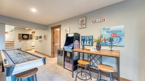 Sunnyside Casa | Washoe Way by AvantStay Luxury Tahoe Retreat A Location w Beach Access