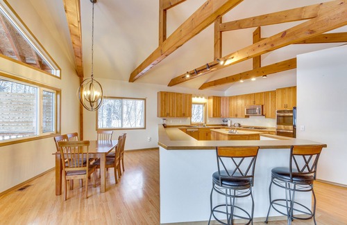 Houston Cabina | Wasilla 'Spruce Moose' Cabin: Lakefront + Hot Tub!