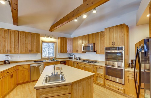 Houston Cabina | Wasilla 'Spruce Moose' Cabin: Lakefront + Hot Tub!