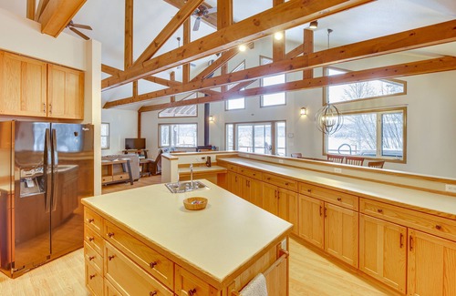 Houston Cabina | Wasilla 'Spruce Moose' Cabin: Lakefront + Hot Tub!