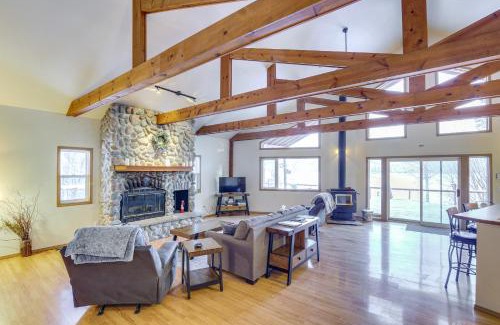 Houston Casa | Wasilla Spruce Moose Cabin Lakefront and Hot Tub!