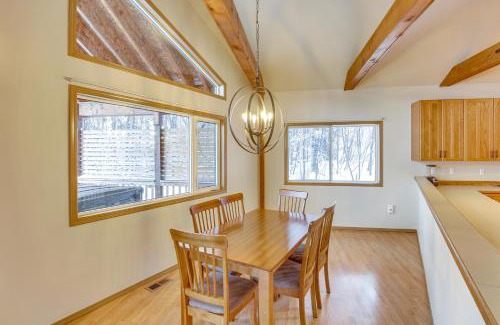 Houston Casa | Wasilla Spruce Moose Cabin Lakefront and Hot Tub!
