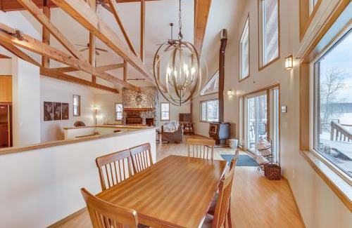 Houston Casa | Wasilla Spruce Moose Cabin Lakefront and Hot Tub!