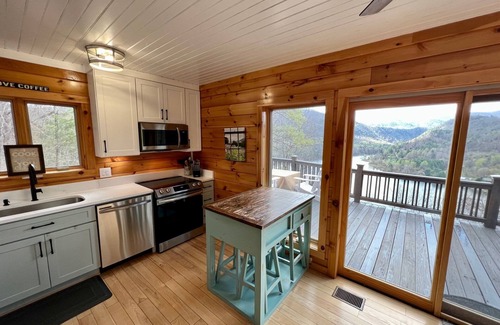 Butler Casa | Watauga Lake & Mtn Views - Hot Tub & Dock on the lake