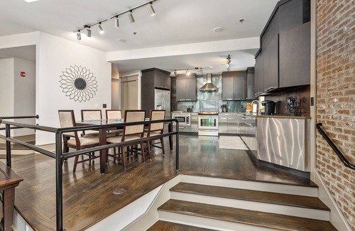 King City Condominio | ¡Real Escapes Properties orgullosamente ofrece "A Village Overlook"!