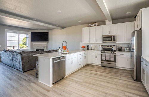 Hammond Casa | HOT TUB- River View - Watch Cargo Ships + Rec Room - Near Ocean & Fort Stevens