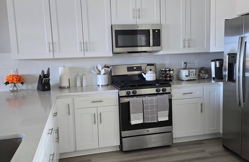 Hammond Casa | HOT TUB- River View - Watch Cargo Ships + Rec Room - Near Ocean & Fort Stevens