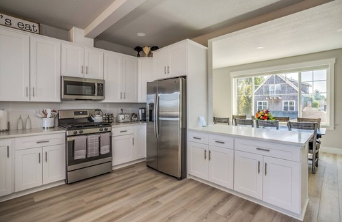 Hammond Casa | HOT TUB- River View - Watch Cargo Ships + Rec Room - Near Ocean & Fort Stevens