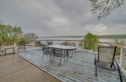 Peoria Heights Casa | Watch the Sunrise at this Quaint Lake-View Cottage