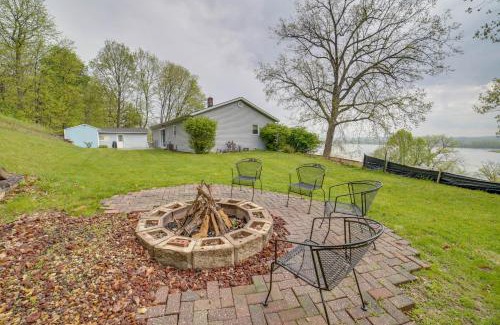 Peoria Heights Casa | Watch the Sunrise at this Quaint Lake-View Cottage