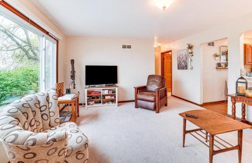 Peoria Heights Casa | Watch the Sunrise at this Quaint Lake-View Cottage
