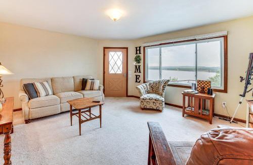 Peoria Heights Casa | Watch the Sunrise at this Quaint Lake-View Cottage