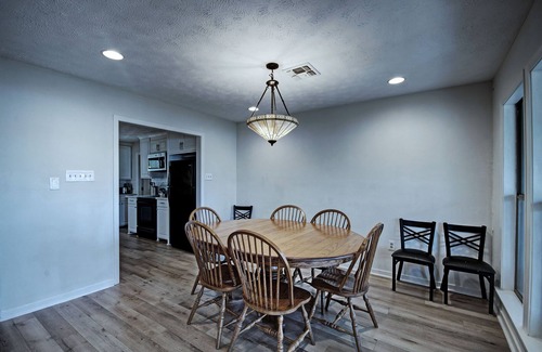 Flowood Casa | Water Access 6BR/3BA w/ Porches & Room for 14