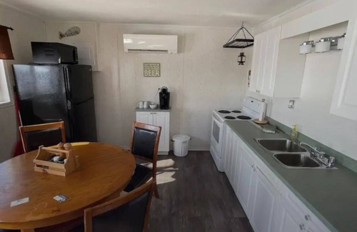 Harwich Cabaña | WATER FRONT & BACK 4 SEASON GETAWAY AT THE BAY. Relax with family & friends.