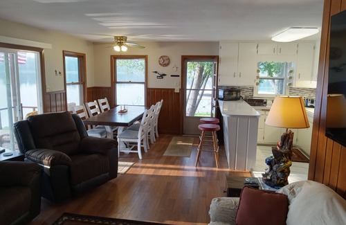 Markville Cabina | Water front cabin with sandy beach, sandy swim area. No stairs to lake.