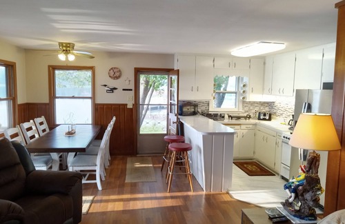 Markville Cabina | Water front cabin with sandy beach, sandy swim area. No stairs to lake.