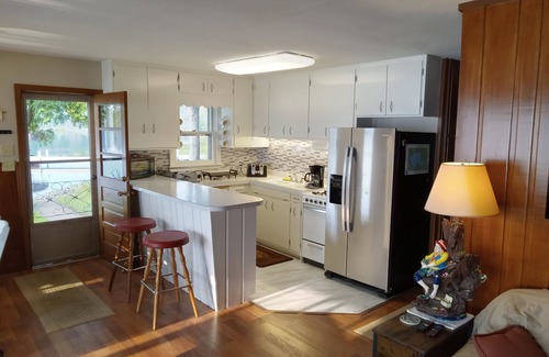 Markville Cabina | Water front cabin with sandy beach, sandy swim area. No stairs to lake.