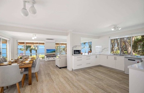 Gorokan Casa | Water Front Holiday House