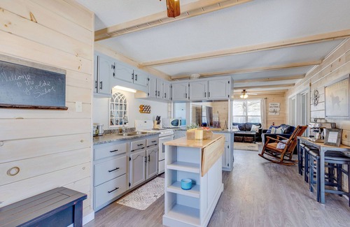 Prince County Cabaña | Water Front, Indoor Hot Tub, Outdoor Sauna, Perfect Holiday Escape.
