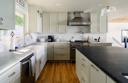 Prairie Creek Casa | Water Front Lake House On Waters Edge With Extra Large Hot tub & Outdoor Space.