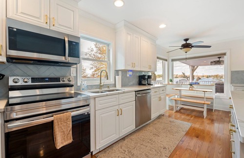 North Casa | Water front Oasis with pickle-ball court and hot tub