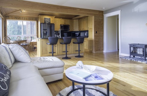 Des Moines Casa | Water Front Property