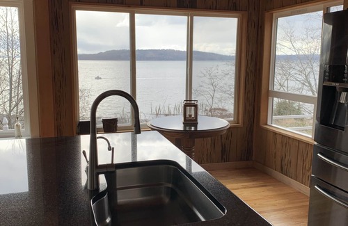 Des Moines Casa | Water Front Property