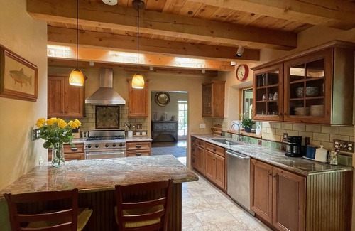 Tesuque Casa | Water in the Desert!/Plaza-7min/National Forest-4min/3BR/Pets/Unique & Magical!
