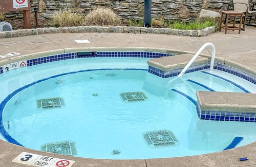 Vernon Condominio | Water Park (Next Door) Pool Hot Tubs Sauna Gym Distant Mountain Views #225