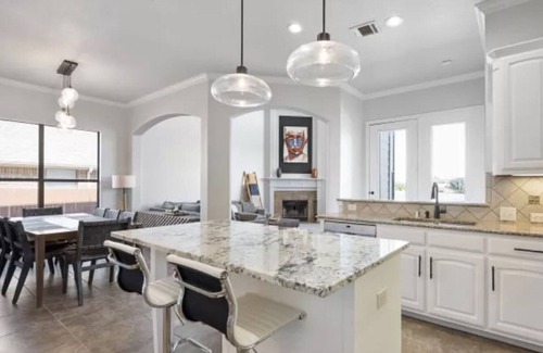 Roanoke Casa | Water's Edge Bliss: Fort Worth Getaway W/ Pool