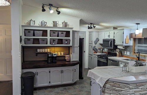 Fremont Casa | Water's Edge - hot tub - pet friendly