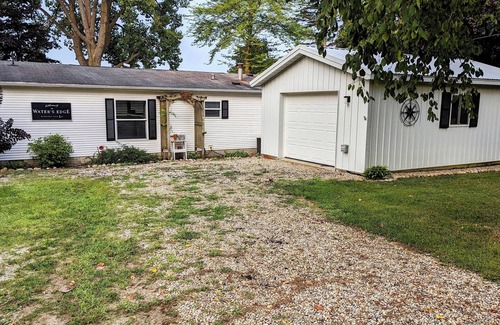 Fremont Casa | Water's Edge - hot tub - pet friendly