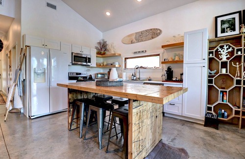 Fayetteville Casa | Water's Edge Midnight Eddy: Lakefront~Hot Tub~Fire pit~Kayaks~more