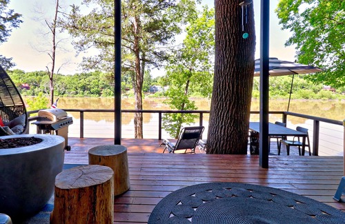 Fayetteville Casa | Water's Edge Midnight Eddy: Lakefront~Hot Tub~Fire pit~Kayaks~more