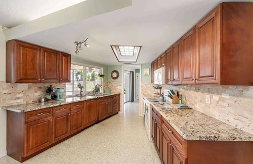 Venetian Way Casa | Waters Edge Retreat - 3b/2b Private Home on Water with Dock