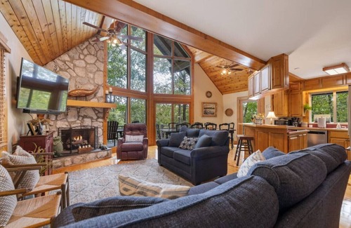 Winchester Cabina | Water's Edge-Water Views, Dock/Slip, Hot Tub, Fire Pit, SUPs